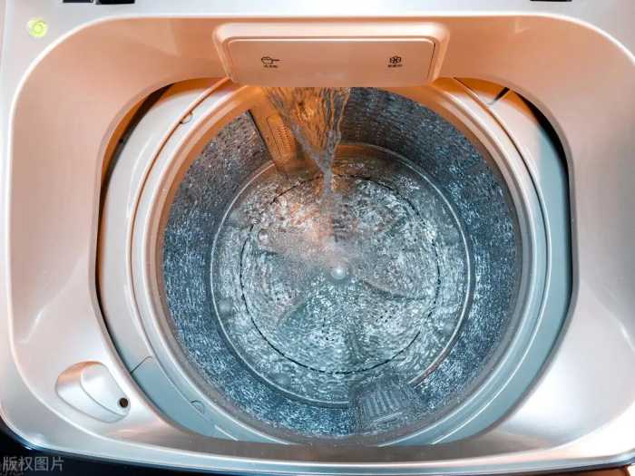 波轮洗衣机为何“跌下神坛”？对比过才知道，根本不适合年轻人