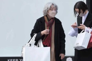 被日本奶奶惊艳了！满大街都是“戴围巾又裹脚踝”打扮，保暖洋气