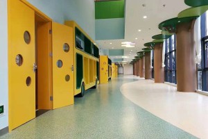 幼儿园地面选择：PVC塑胶地板的耐磨性和防滑性优势！